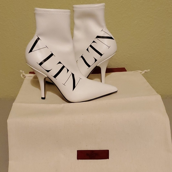 Authentic Valention logo boots. - Picture 5 of 8
